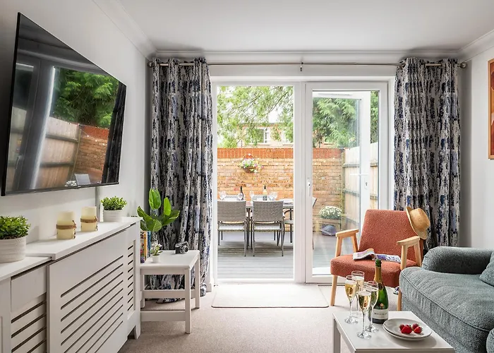 Modern, Comfy Town Centre Gem, Near Beach, Parking
